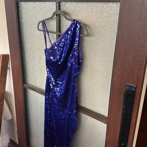 Mac Duggal One-Shoulder Sequin Column Gown size 4. - Picture 10 of 17